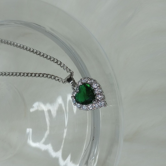 Elegant Silver and Green Heart Necklace - Picture 14 of 17